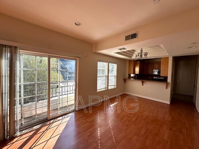 Photo - 12217 Moorpark St