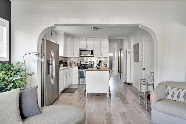 Photo - 1138 W 52nd St Unit 1138