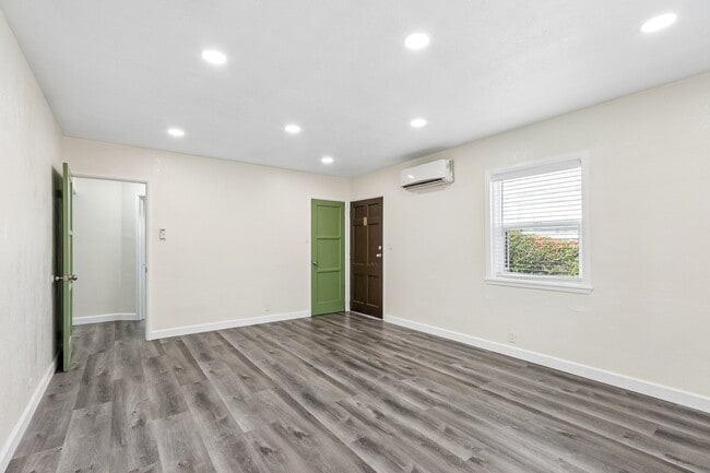 Photo - 5616 N Gladys Ave