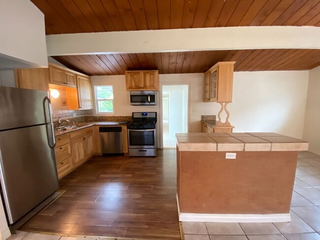 Photo - Large Bedrooms! 6 Parking Spaces (Lease ou...