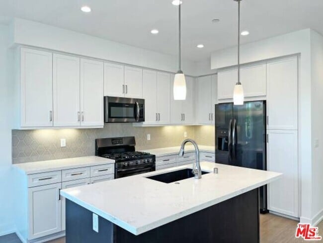 Building Photo - 7105 Tampa Ave Rental