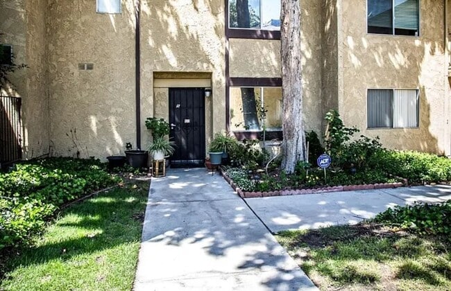 Building Photo - Coming Soon!  West Lancaster Condo Unit 5