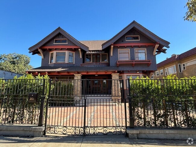 Building Photo - 2618 Kenwood Ave Rental