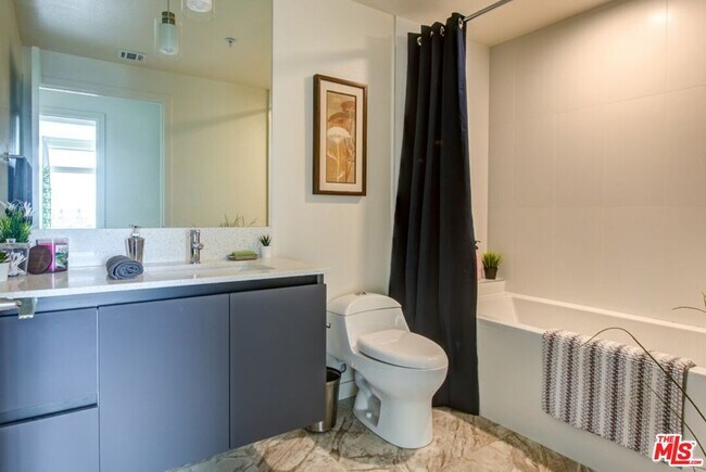 Photo - 515 W Broadway Unit 327