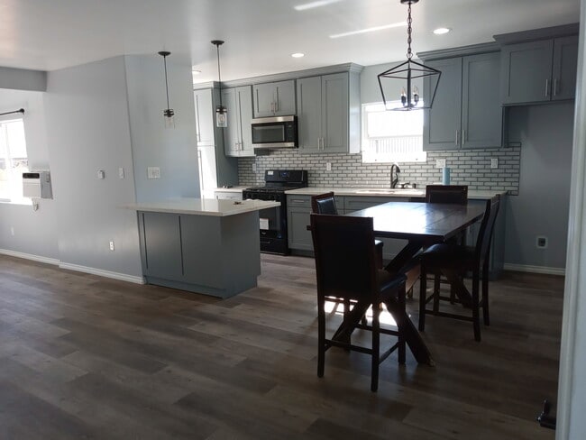 Photo - 720 W 214th St