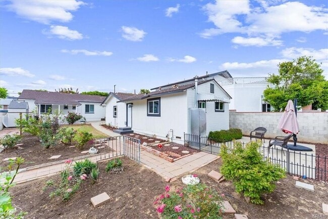 Photo - 1 Bedroom 1 Bath Detached House for Rent in Uptown Whittier