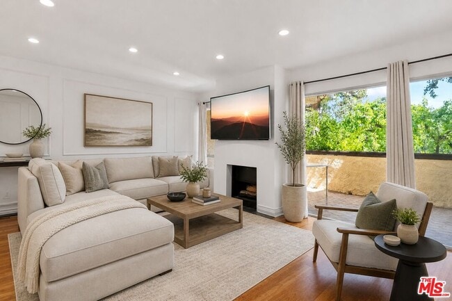 Building Photo - 5255 Coldwater Canyon Ave Unit B