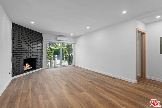 Building Photo - 2447 Beachwood Dr Rental