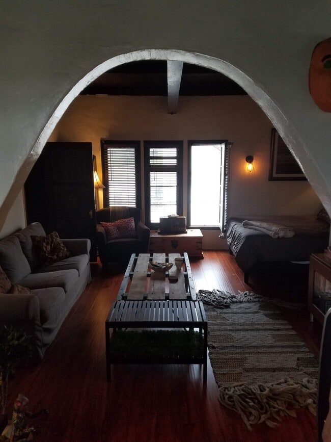 Building Photo - 1847 S Rimpau Blvd Unit 1847