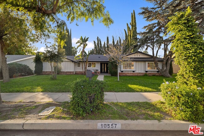 Photo - 10557 Reseda Blvd