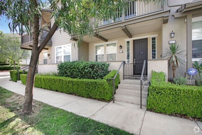 Building Photo - Tri-Level Azusa Townhome