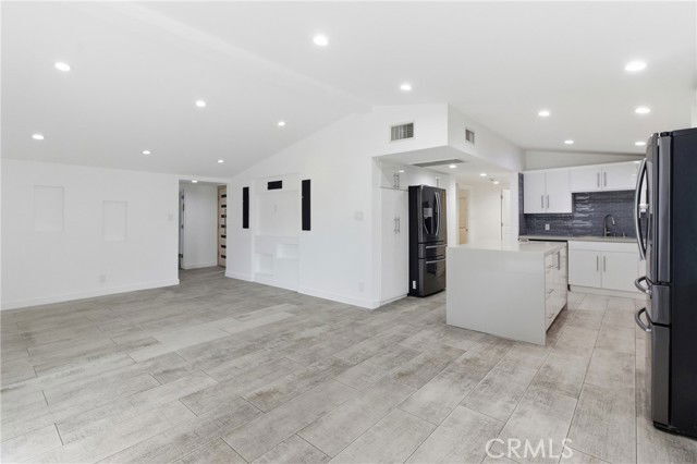 Photo - 20547 Kittridge St