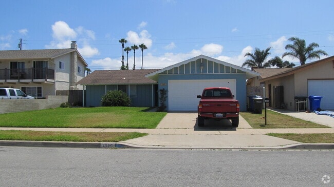 Building Photo - Family Home 5 Blocks to Beach