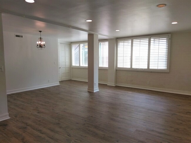 Building Photo - 540 Kelton Ave Unit 104