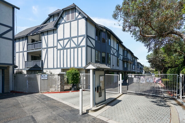 Gated Community - 3018 W Cheryllyn Ln Condo Unit 10