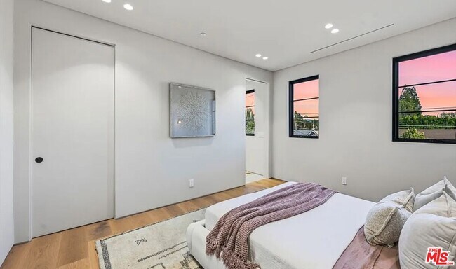 Photo - 4900 Valjean Ave