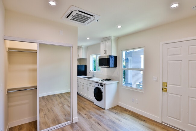 Photo - 619 W 30th St