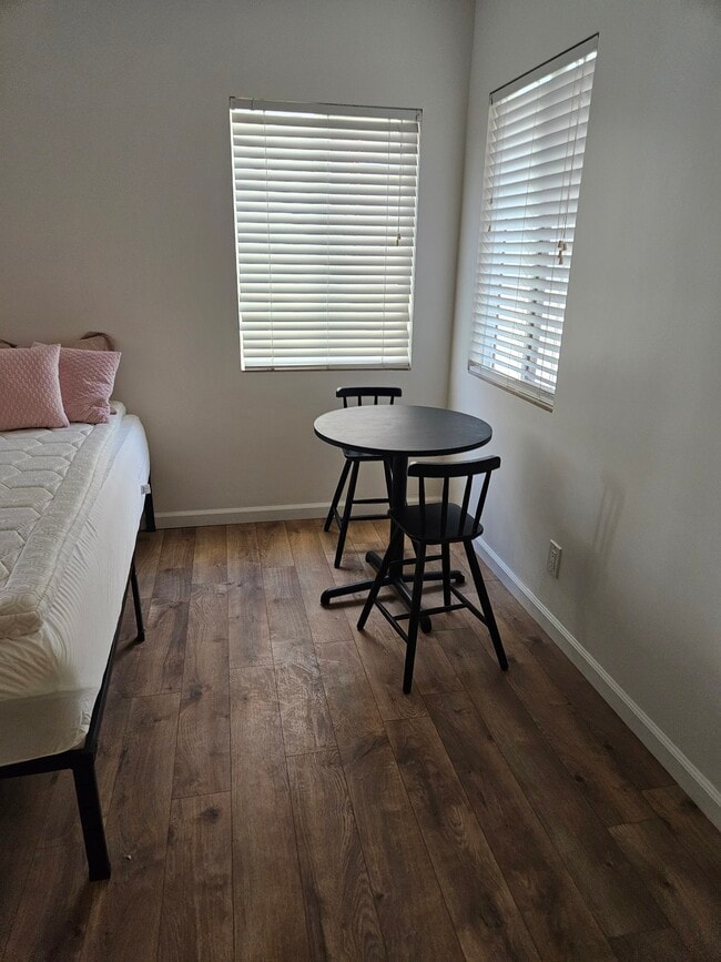 table for two - 6043 Romaine St