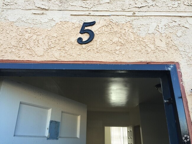 Building Photo - 7404 S Western Ave Unit #5=3+1@7402.5 Rental
