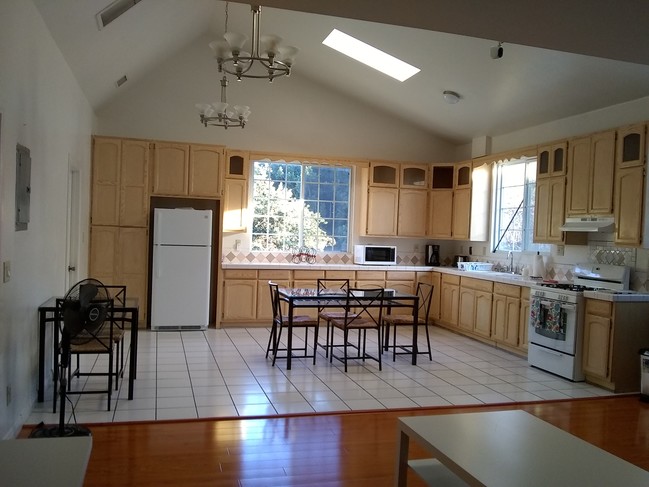 Spacious Kitchen/ eating area - 2635 Dobinson St Unit 101