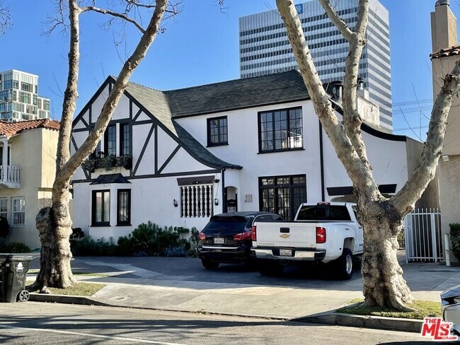 Building Photo - 6356 W 6th St Unit 6356 1/2 Rental