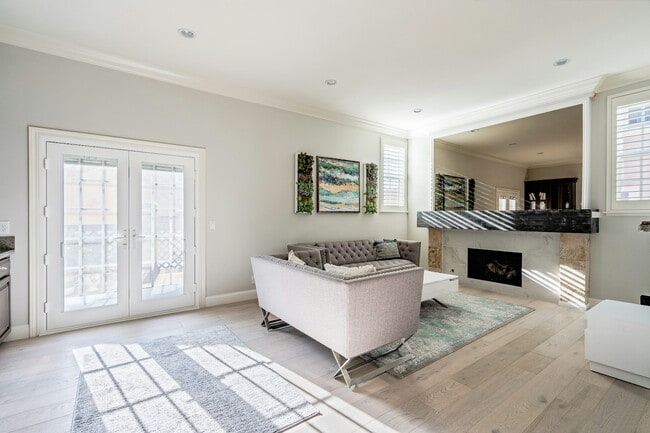 Photo - 815 W 15th St