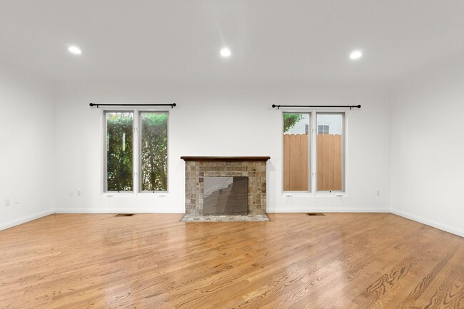 Photo - (Ellie:B) 900-902 Havenhurst Drive &amp; 8117 Willoughby Avenue Unit 902