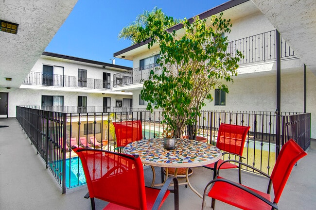 seating area - Zelzah Apartments