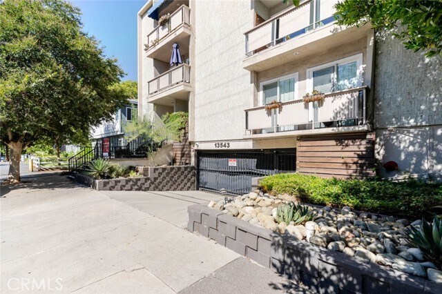 Building Photo - 13543 Moorpark St Unit 7