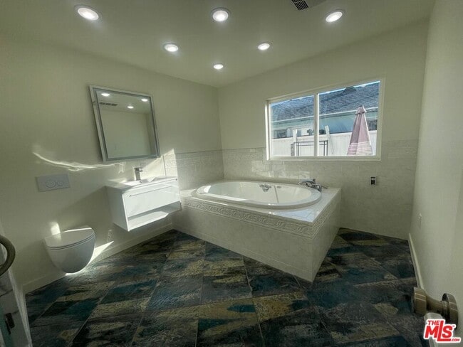 Photo - 2025 Ocean Park Blvd Unit B