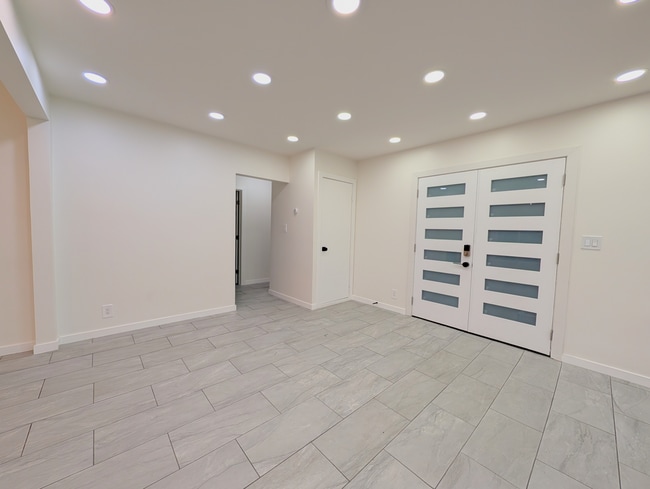 Photo - 18700 Collins St