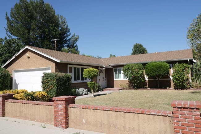 Building Photo - Charming home in West Hills adjacent neighborhood!