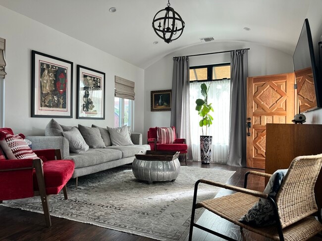 Building Photo - 532 W 40th St