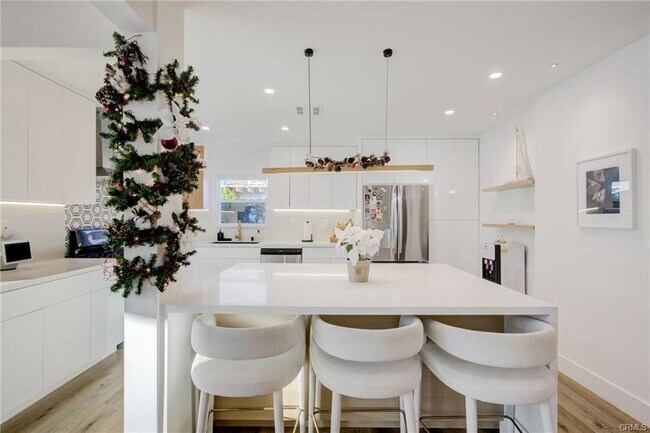 Photo - 8161 Encino Ave