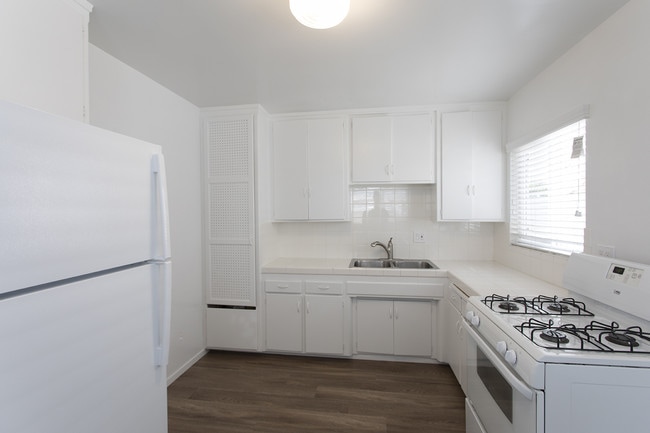 Building Photo - Bright 2 BR in Pacific Beach with 2 Parkin... Unit 909 1/2 Rental