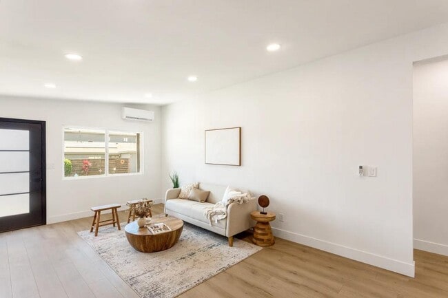 Photo - 820 Iris Ave