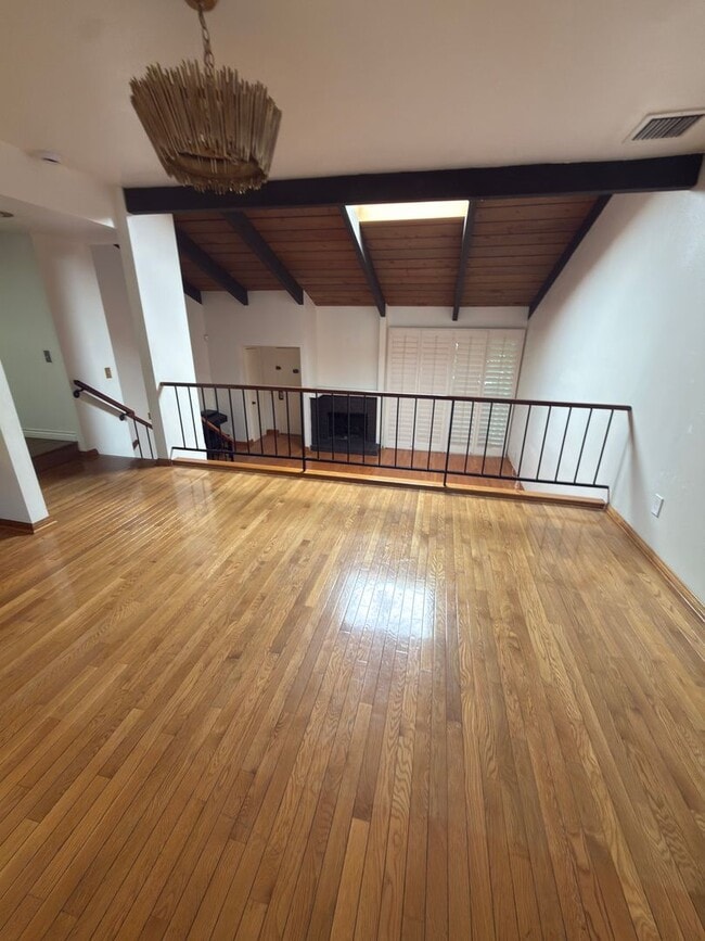 Building Photo - DESIRABLE TWO BEDROOM TWO BATH HOME IN STUDIO CITY