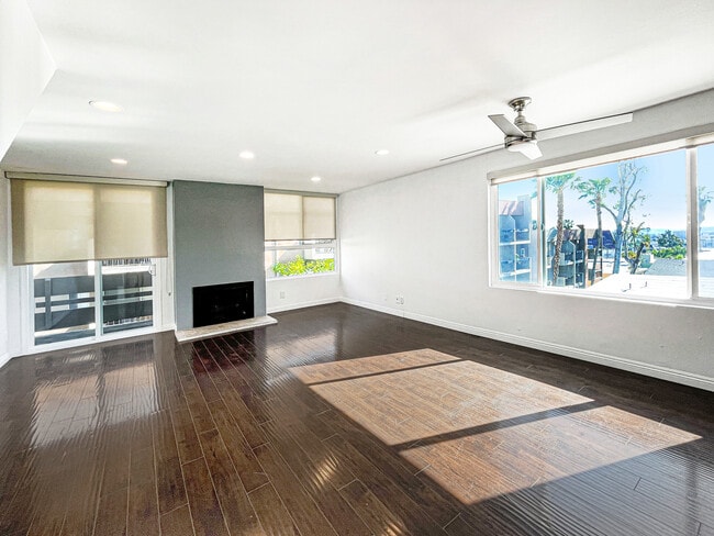 Building Photo - 960 N San Vicente Blvd