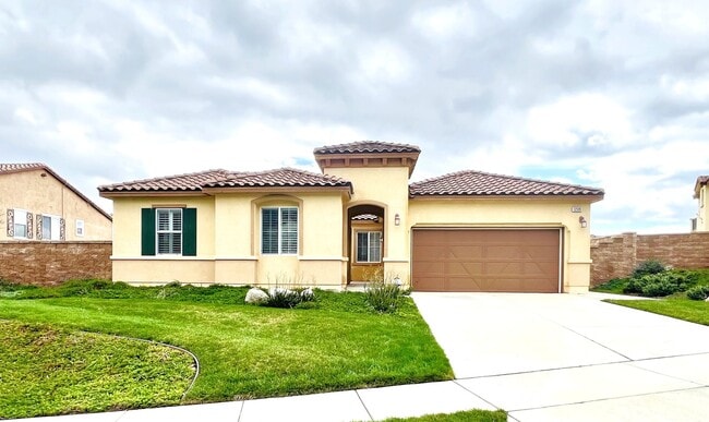 Building Photo - Beautiful 4 Bedroom, 2.5 Baths Single Family Home with 3 Car Tandem Parking Garage and Backyard w...