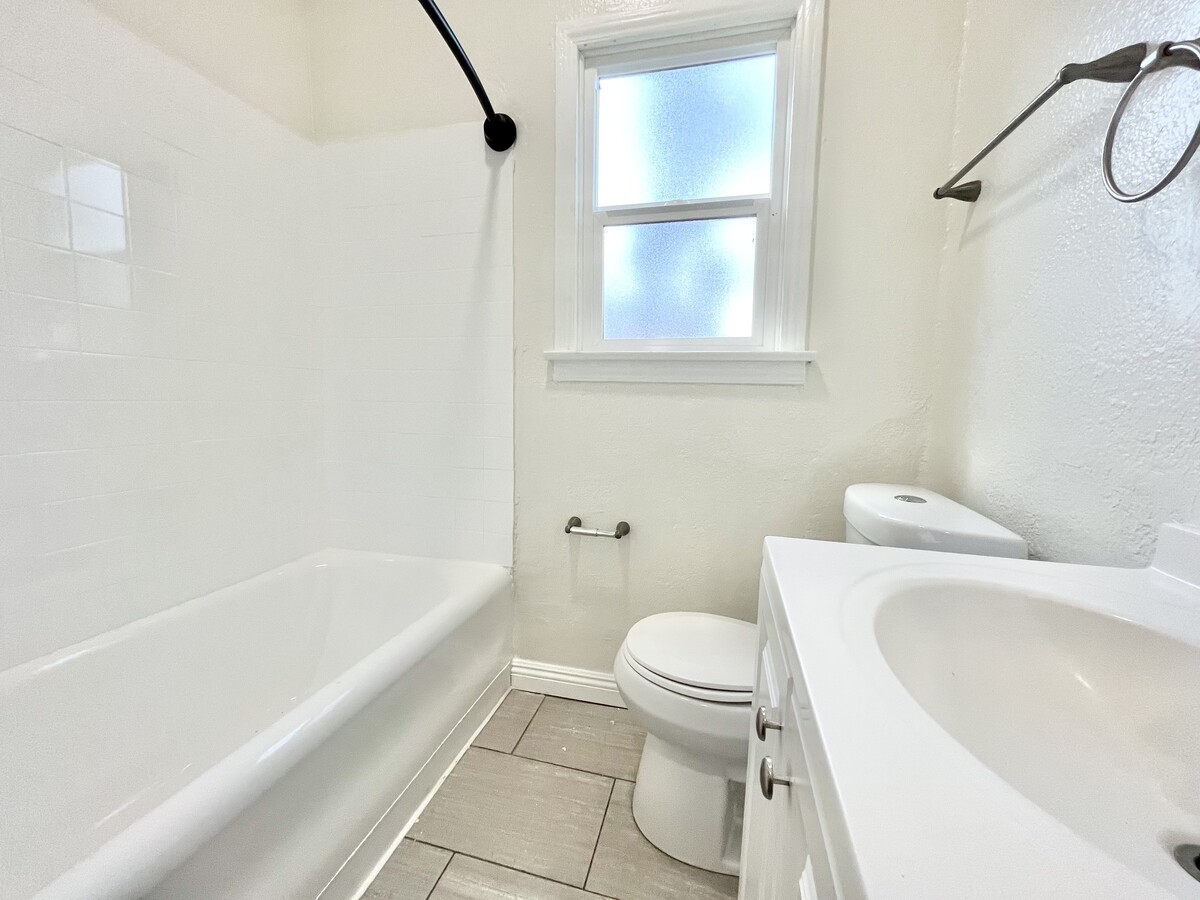 Photo - 704 W 54th St Apartment Unit 5