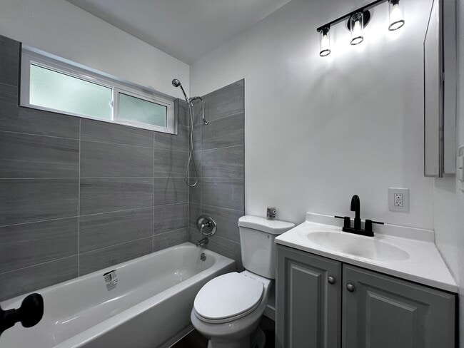 Building Photo - 1550 Avalon St Unit 7