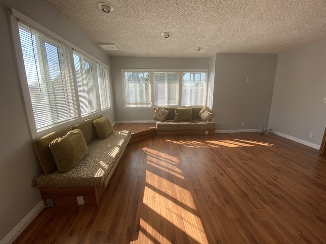 Building Photo - 5208 Wilkinson Ave Unit 4