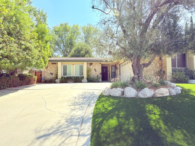 Building Photo - Modern 3-Bedroom Retreat in West Hills wit... Rental