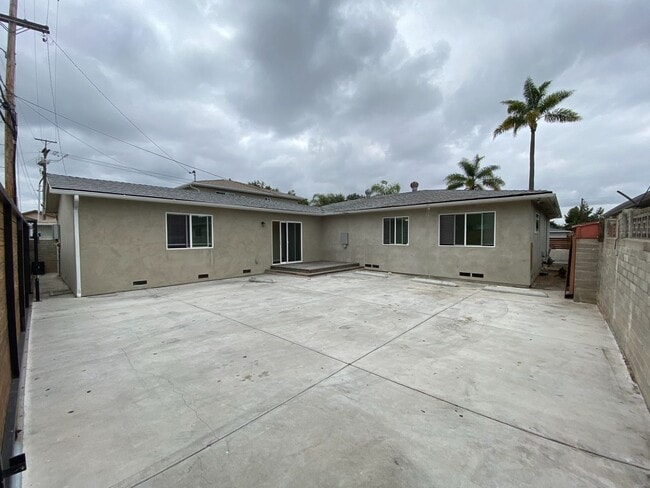 Photo - Huge Bedrooms, lots of Parking, closest to...