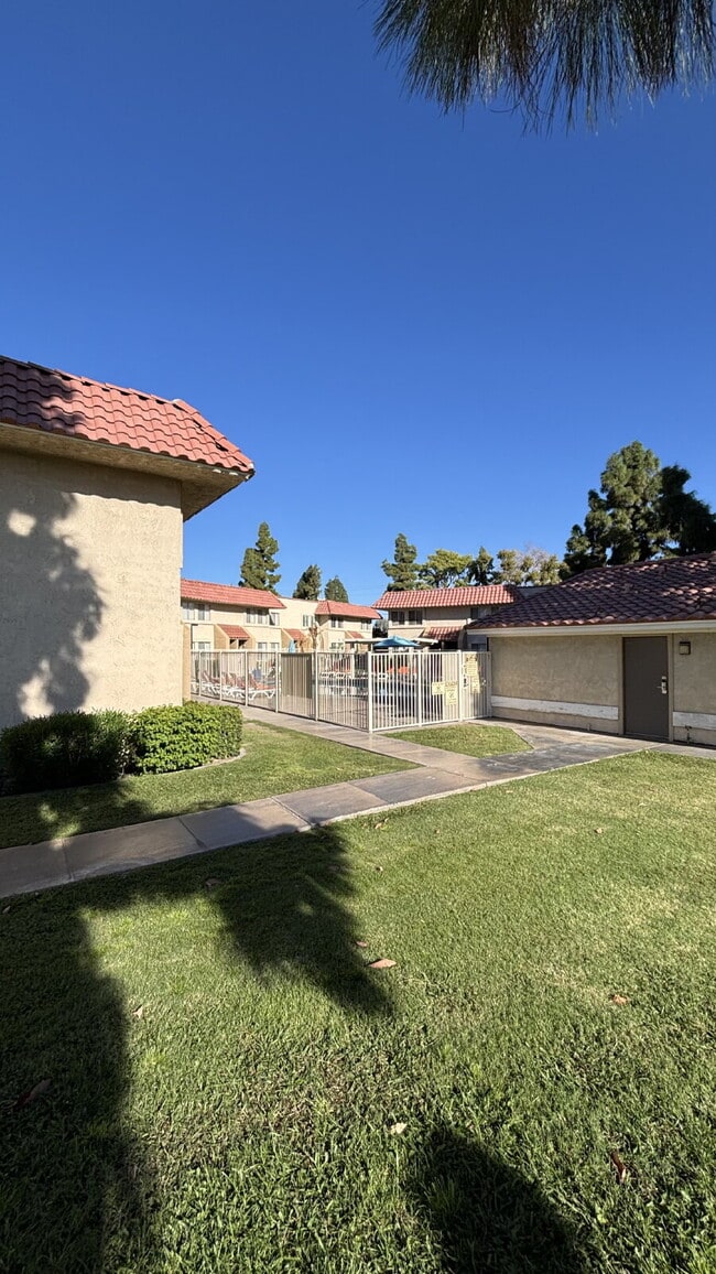 Photo - 2 Bedrooms Townhome
Availble For Rent in I... Unit #109