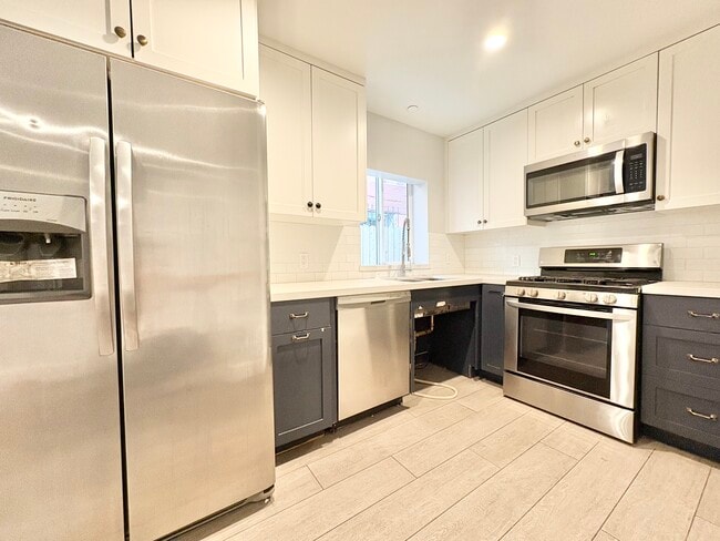 Photo - 6032 Romaine St Unit 4