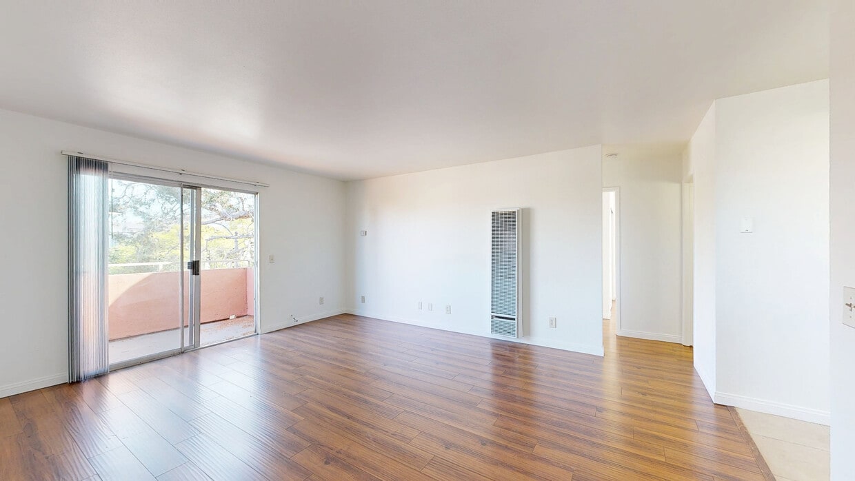 3D Tour - 2422 E. 11th St.