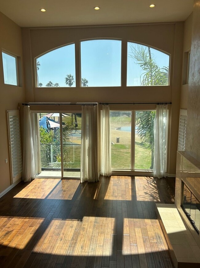 Building Photo - Amazing 3 story free standing contemporary house with terrific ocean views in Playa Del Rey