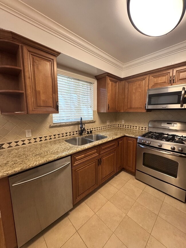 Kitchen - 855 Moraga Dr