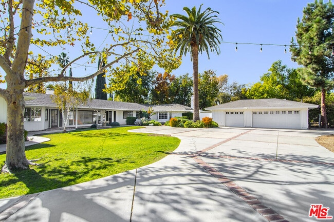 Photo - 22960 Erwin St